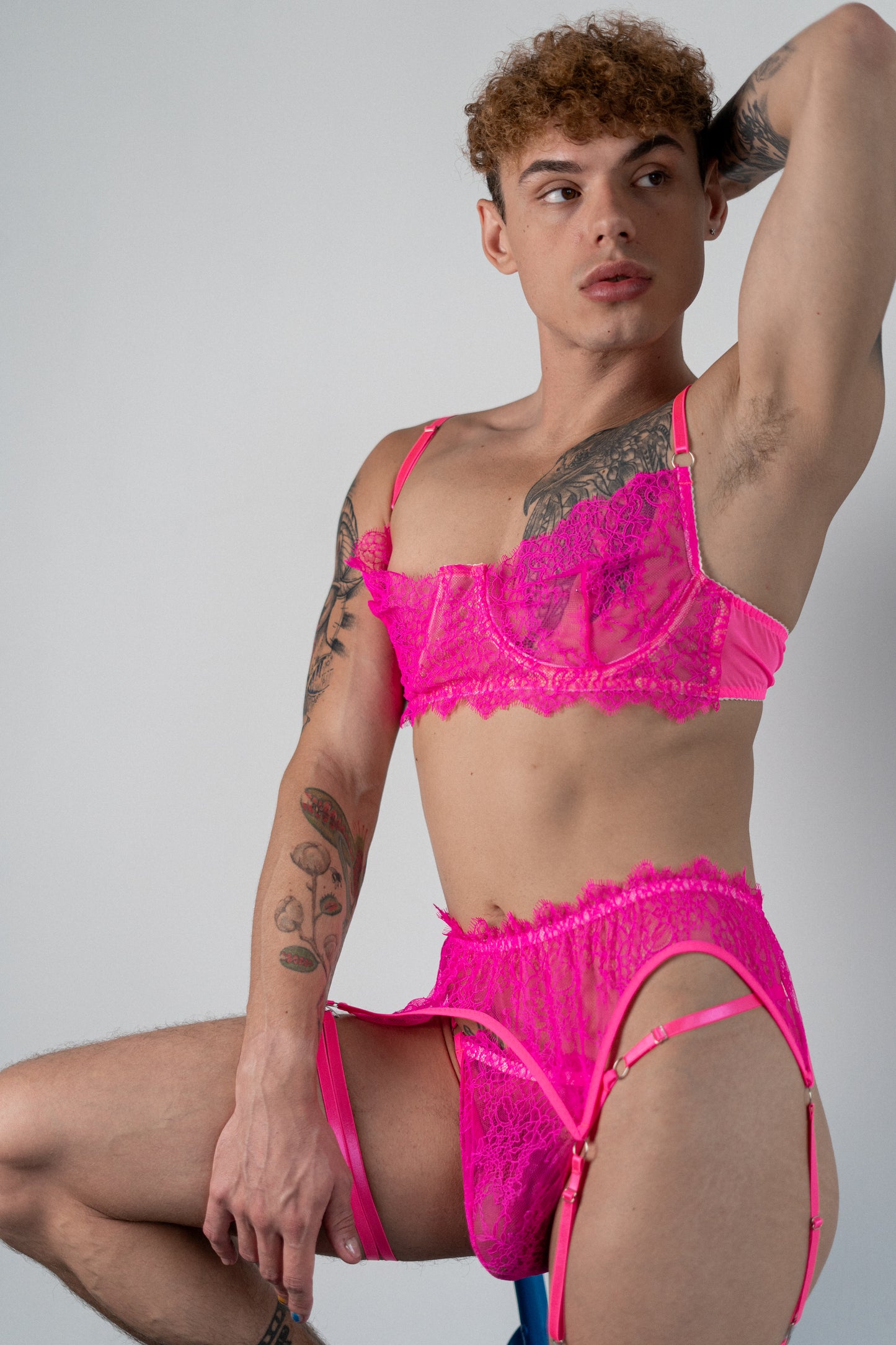 Feminine men’s underwear set in neon pink lace – stylish and daring lingerie
