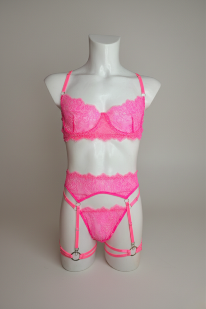 Мереживний неоново-рожевий комплект білизни: бюстгальтер, стрінги, пояс і підв’язки – регульовані бретелі