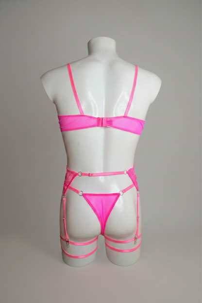 Мереживний неоново-рожевий комплект білизни: бюстгальтер, стрінги, пояс і підв’язки – регульовані бретелі