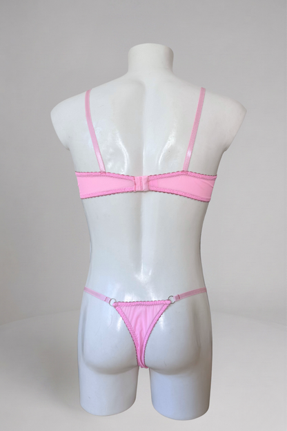 Vue de dos de l'ensemble soutien-gorge et string homme rose : bande en satin et dos string
