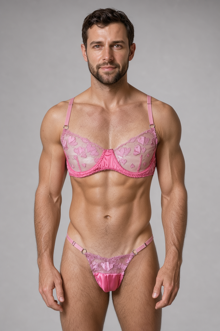 Ensemble soutien-gorge à armatures en dentelle cœur rose et string à poche en satin pour homme, porté par un modèle